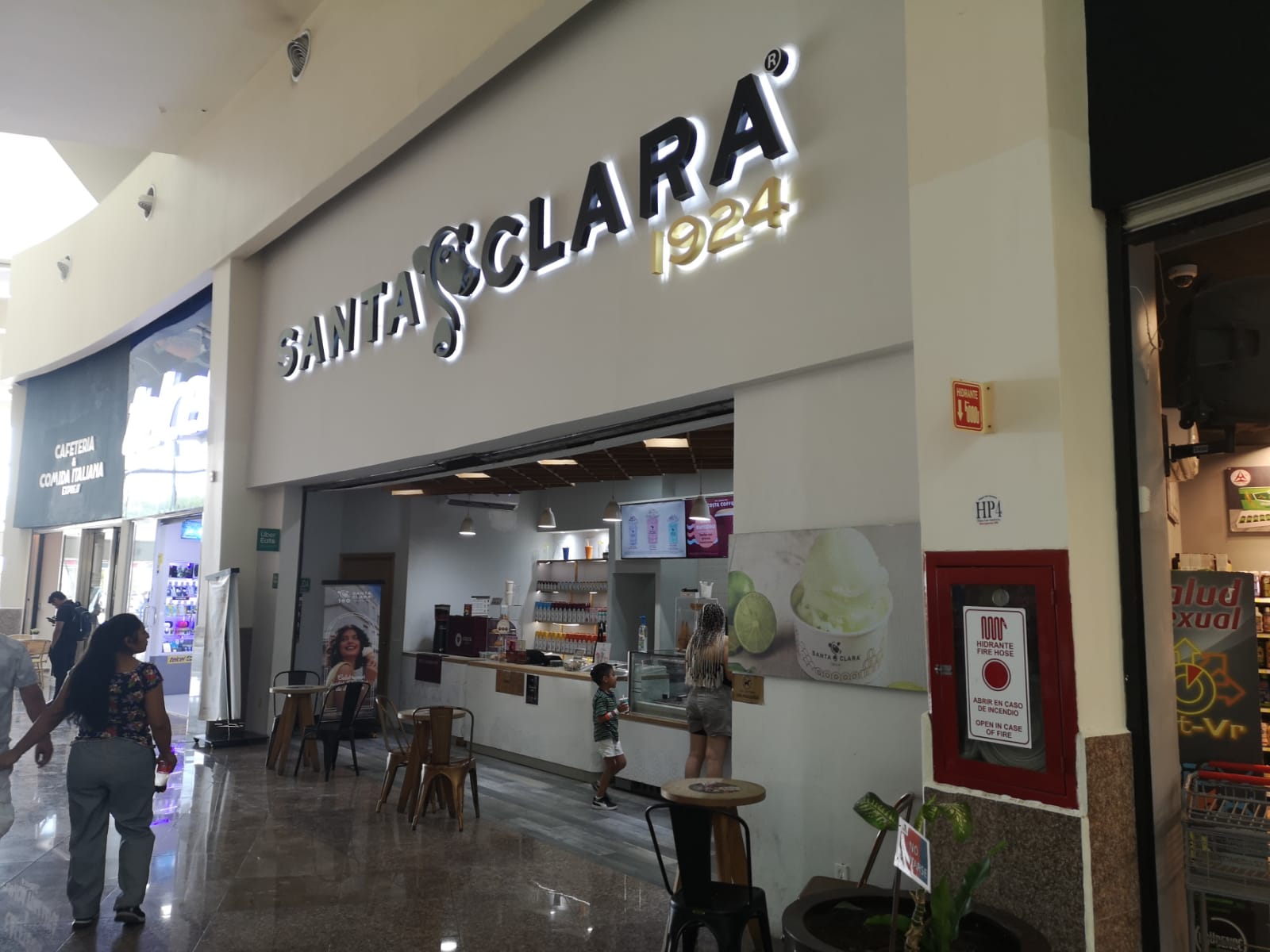 Fachada de tienda Santa Clara