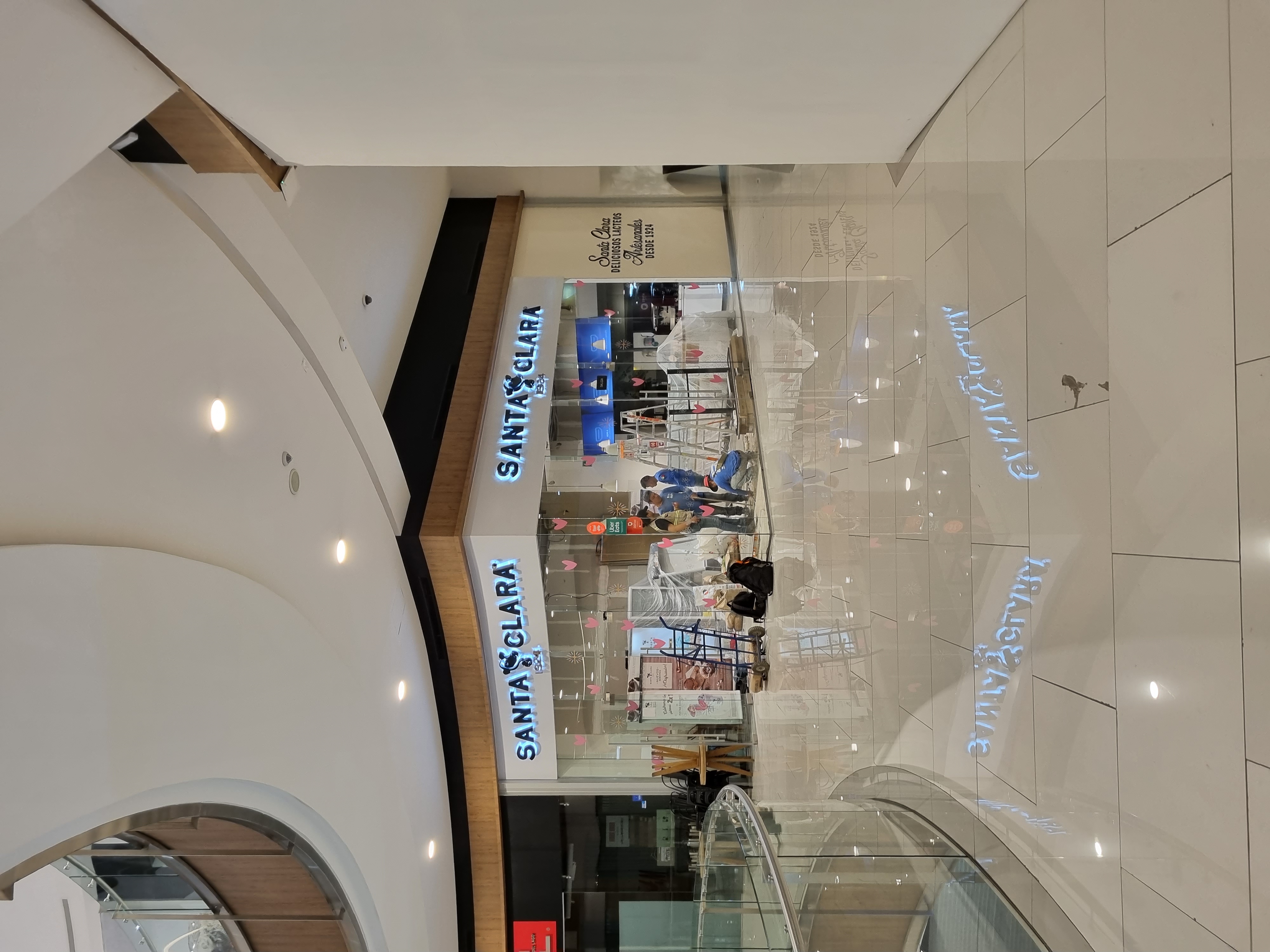 Intervención en tienda Santa Clara dentro de un centro comercial