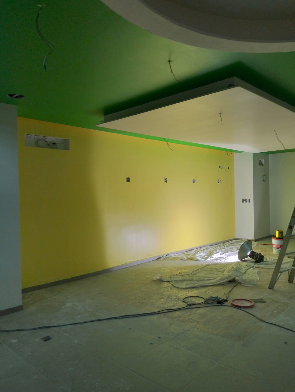 Trabajos de plafones, pintura y acabados interiores en una obra de Loreto Ingeniería